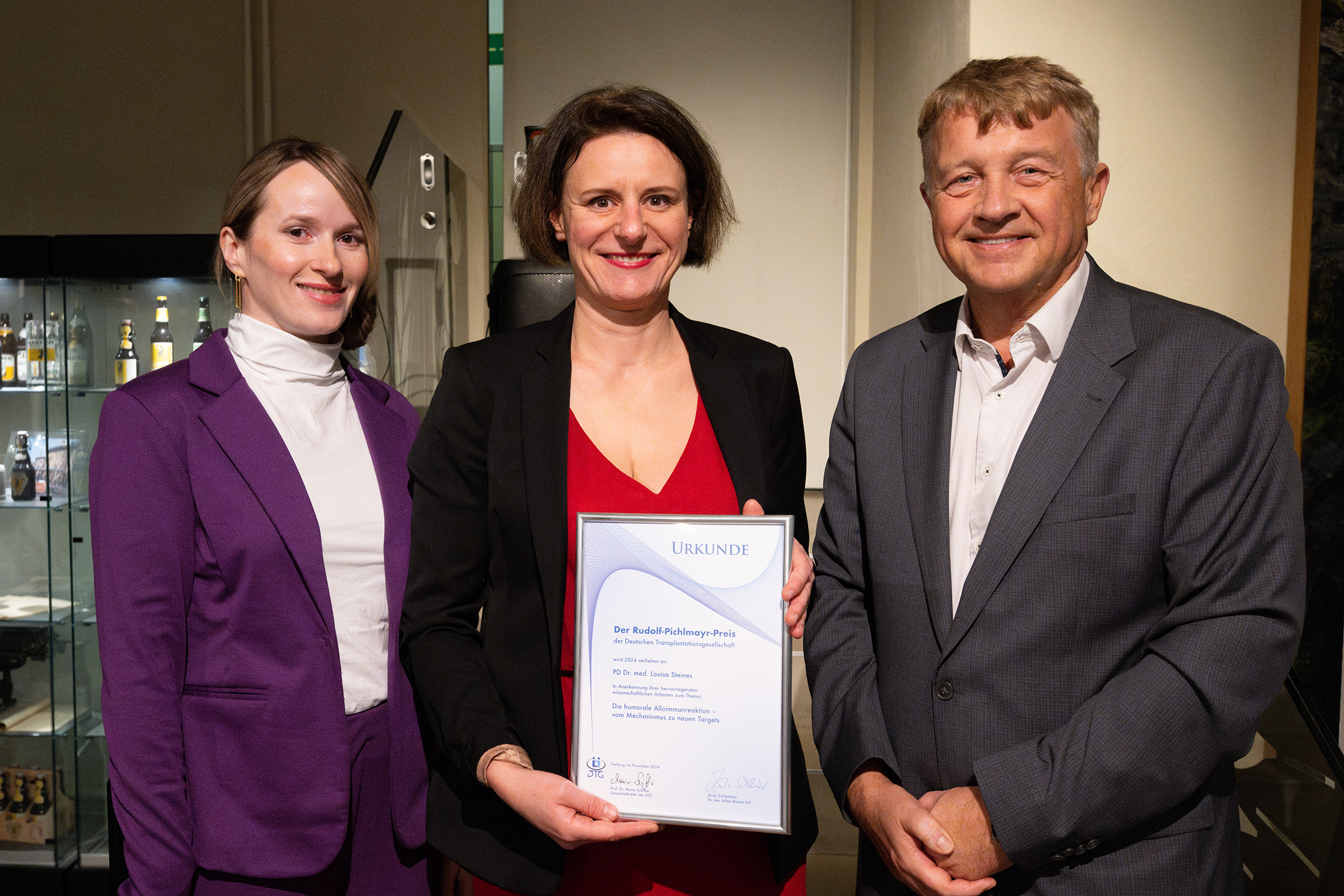 Preisverleihung 2024 (v.l.n.r.): Katarina Hrastovic (Biotest), Luisa Steines, Utz Settmacher 