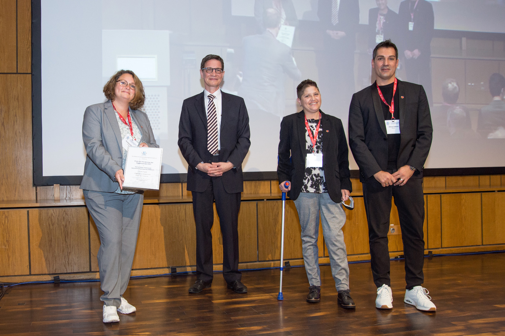 Preisverleihung 2021 von links: Constanze Birkner (Netzwerk Organspende), Prof. Strassburg, Claudia Krogul, Alfonso Palencia