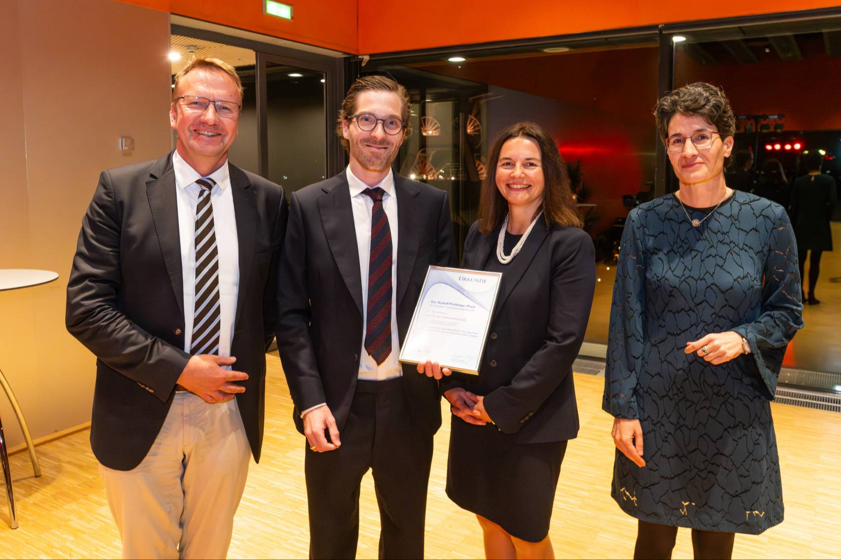 Preisverleihung 2025: Mario Schiffer, Nathanael Raschzok, Magdalena Griegal (Biotest), Martina Koch