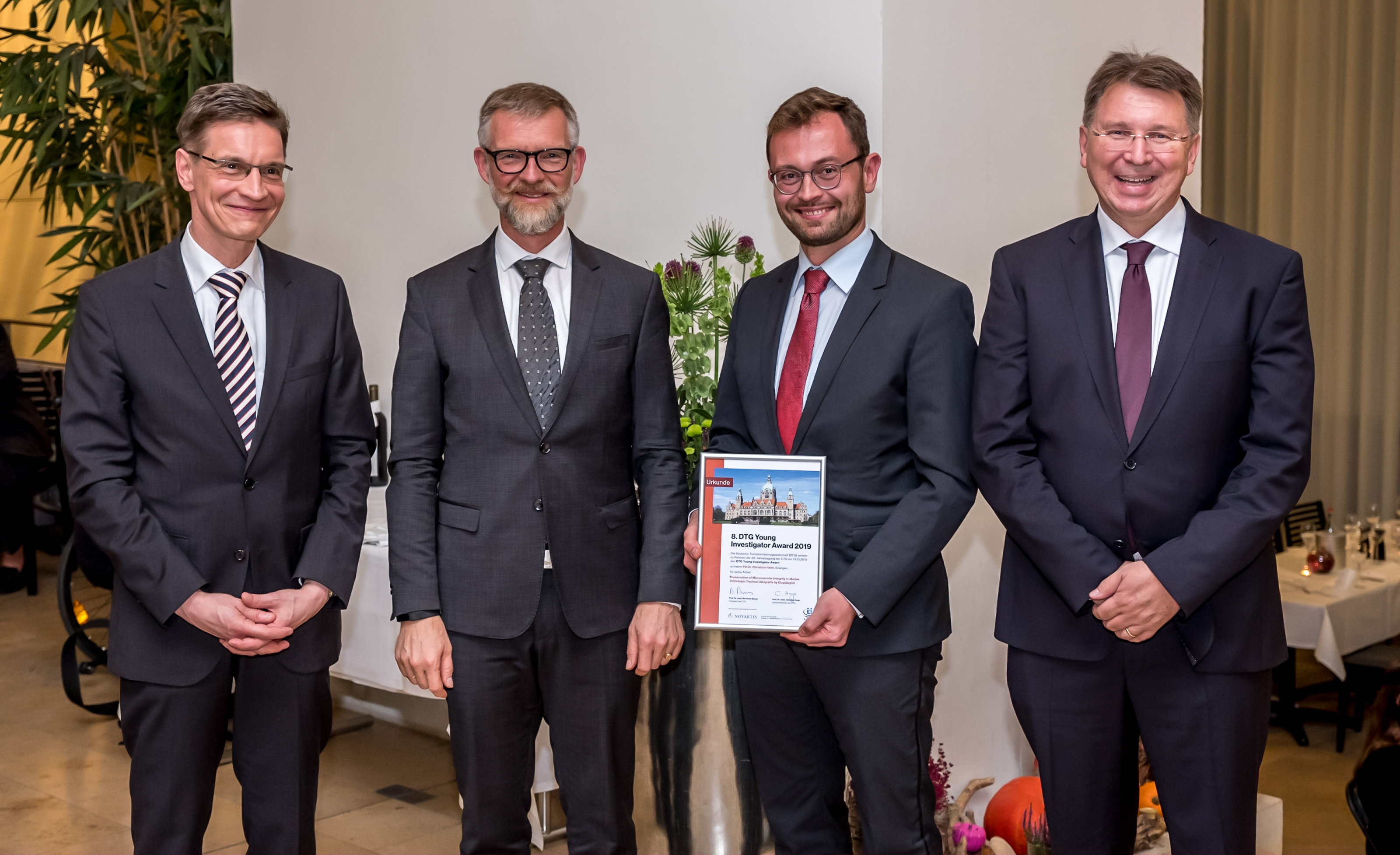 Preisverleihung 2019 von links: Prof. Strassburg, Dr. Schöneck (Novartis), Dr. Heim, Prof. Banas